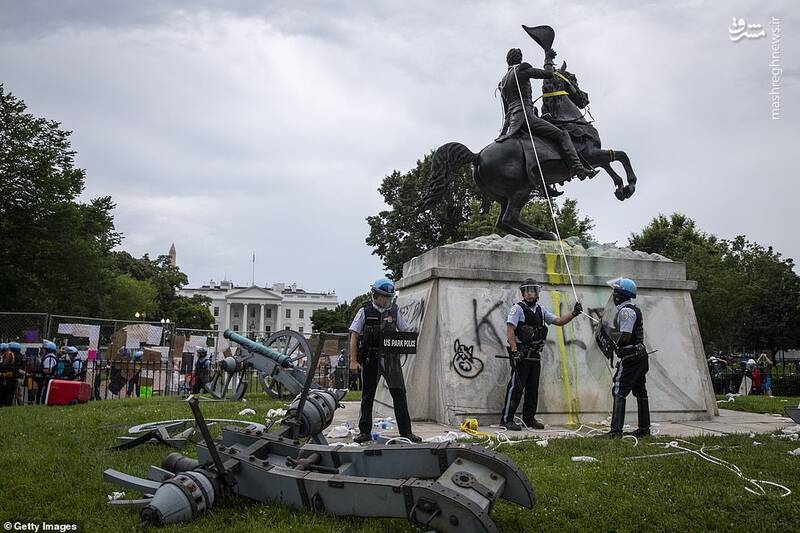 تلاش معترضان برای تخریب مجسمه در واشنگتن+عکس