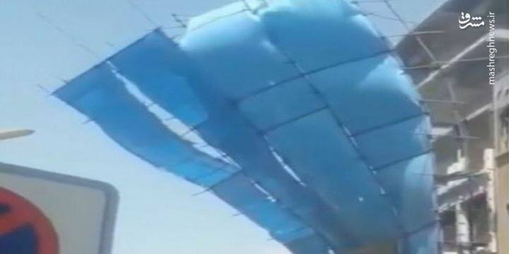 سقوط داربست ۳۰ متری بر اثر وزش باد شدید +عکس