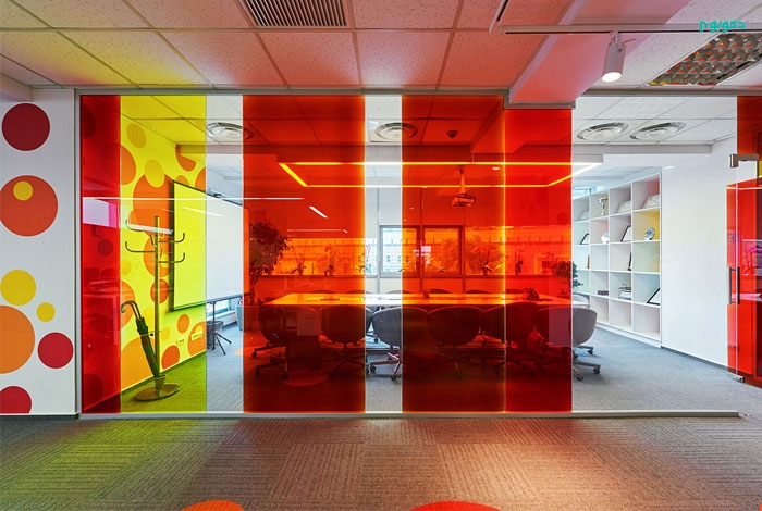 طراحی داخلی دفتر کاری رنگارنگ و منحصر به فرد