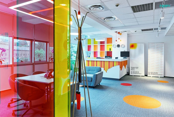 طراحی داخلی دفتر کاری رنگارنگ و منحصر به فرد