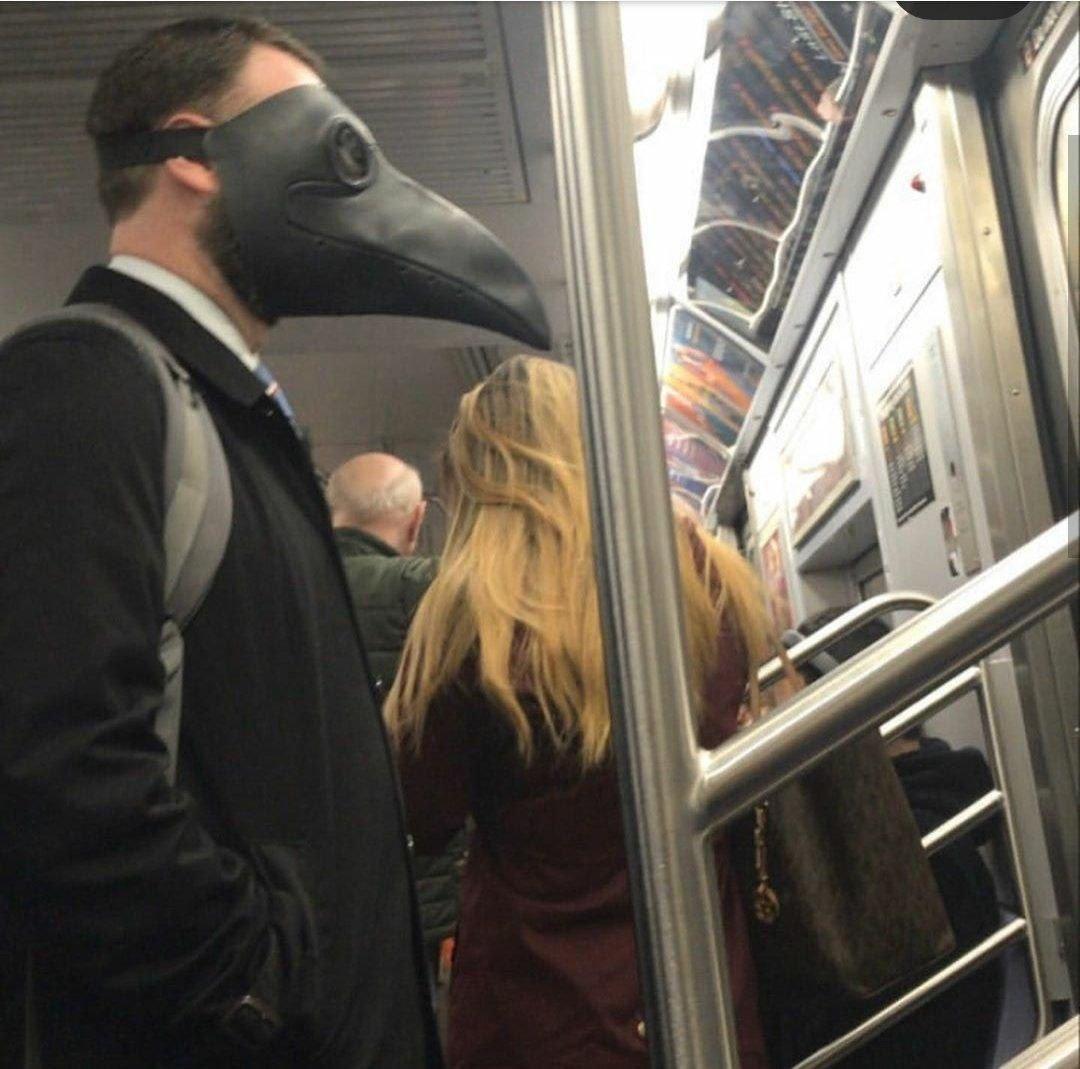 مردی با ماسک عجیب و غریب در مترو +عکس