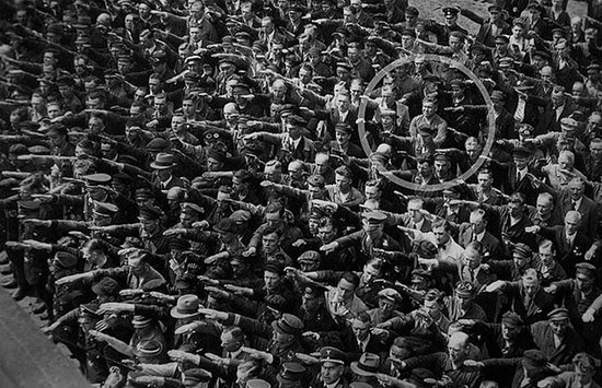 مردی که دستش را برای احترام به هیتلر بلند نکرد+عکس