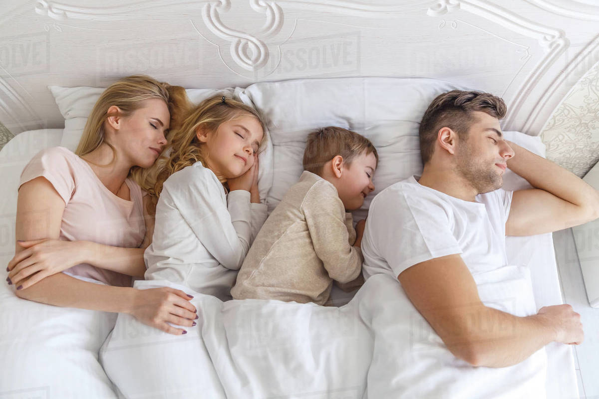 چرا کودکان نباید در اتاق والدین بخوابند؟