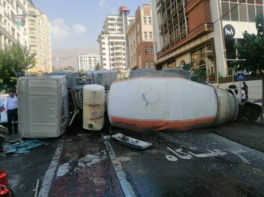 واژگونی میکسر بتن در آجودانیه تهران +عکس