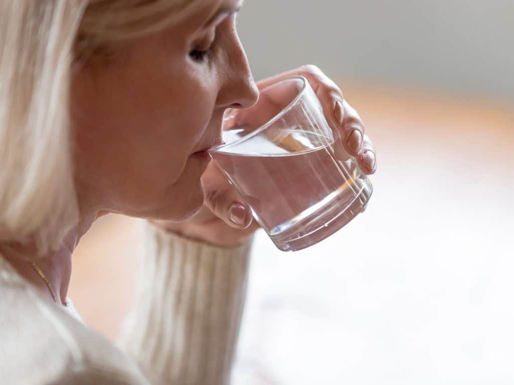 تاثیر نوشیدن آب گرم در بهبود کووید ۱۹