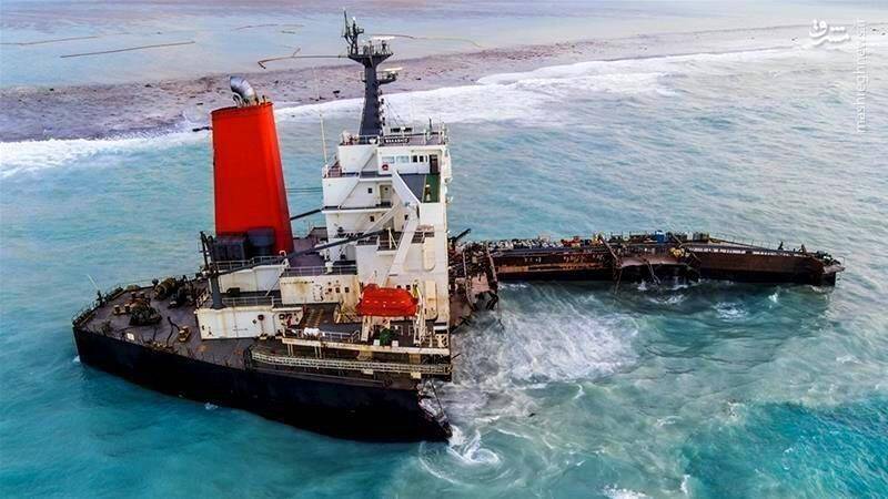 نفتکش نصف شده ژاپنی در سواحل موریس+عکس
