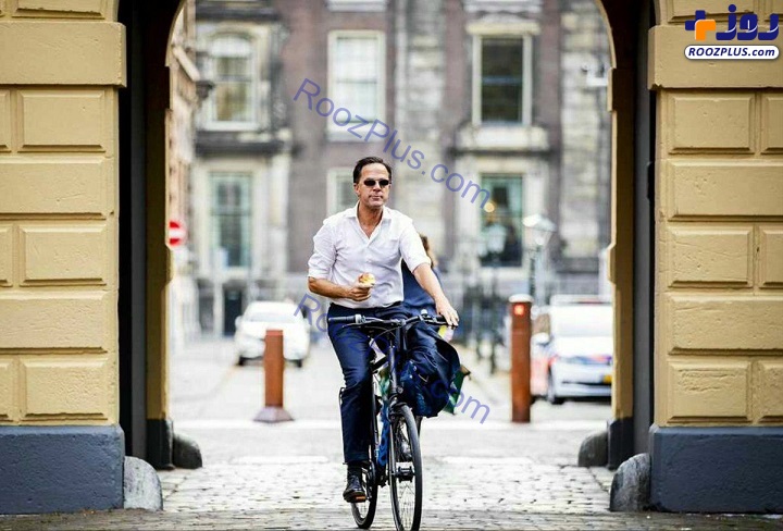 نخست وزیر هلند در حال بازگشت به خانه با دوچرخه+عکس