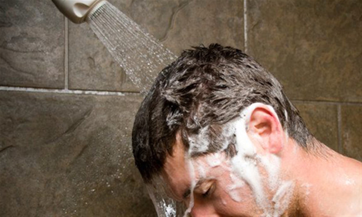 اشتباهاتی که در شستن موهایتان مرتکب می‌شوید