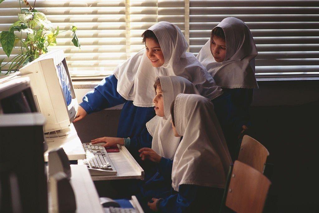 تصویری از اولین کامپیوترها در مدارس سال ۷۶
