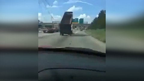 تصادف وحشتناک کامیون با تابلوی بزرگراه