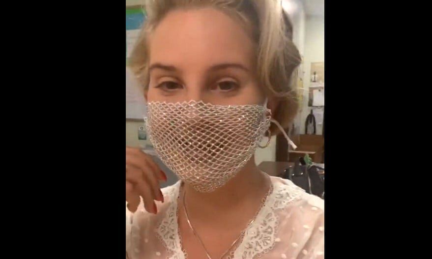 حمله به خواننده زن به خاطر ماسک جنجالی‌اش