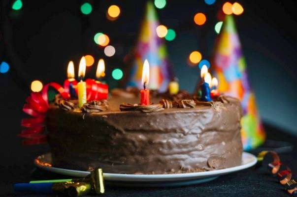 به چه دلیل نباید شمع کیک تولد را فوت کنیم