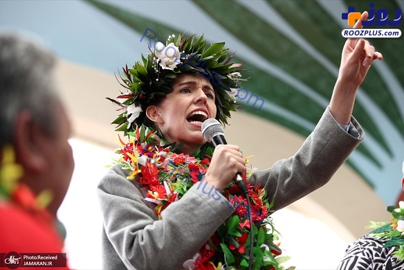 تاجی از گل بر سر نخست وزیر نیوزیلند در کارزار انتخاباتی+عکس