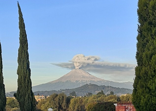 ظهور جمجمه ای از جنس خاکستر آتشفشان در آسمان مکزیک+عکس