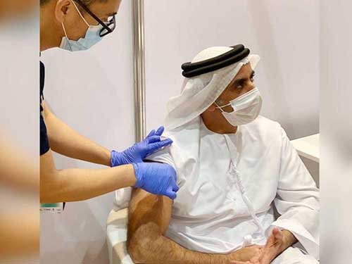 تزریق واکسن کرونا به وزیر کشور امارات+عکس