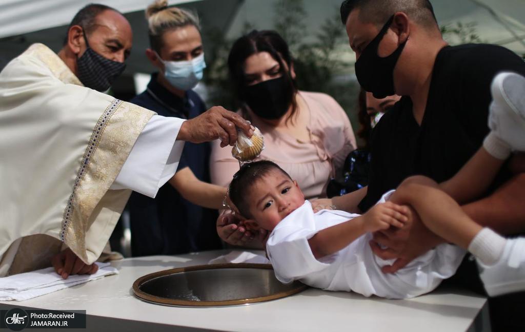 غسل تعمید یک کودک در میان همه گیری کرونا + عکس