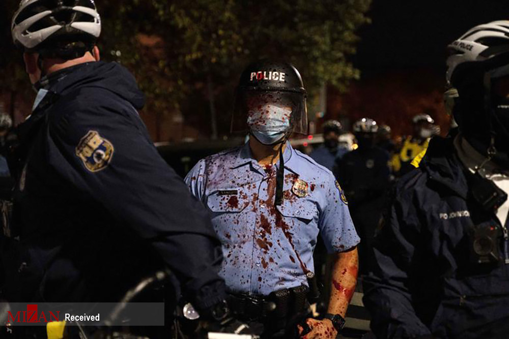 لبا‌س رنگین پلیس در مقابل معترضان + عکس
