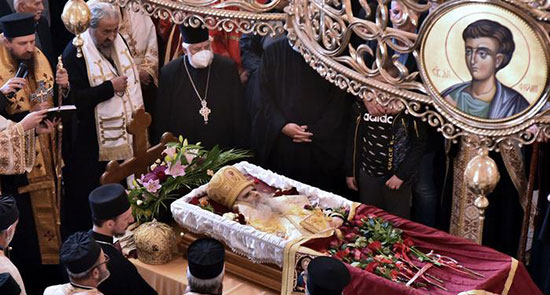 بوسیدن جسد اسقف اعظم که بر اثر کرونا درگذشت+عکس