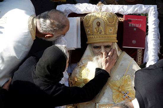 بوسیدن جسد اسقف اعظم که بر اثر کرونا درگذشت+عکس