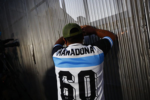 تجمع هواداران مارادونا پس از خبر جراحی او+عکس