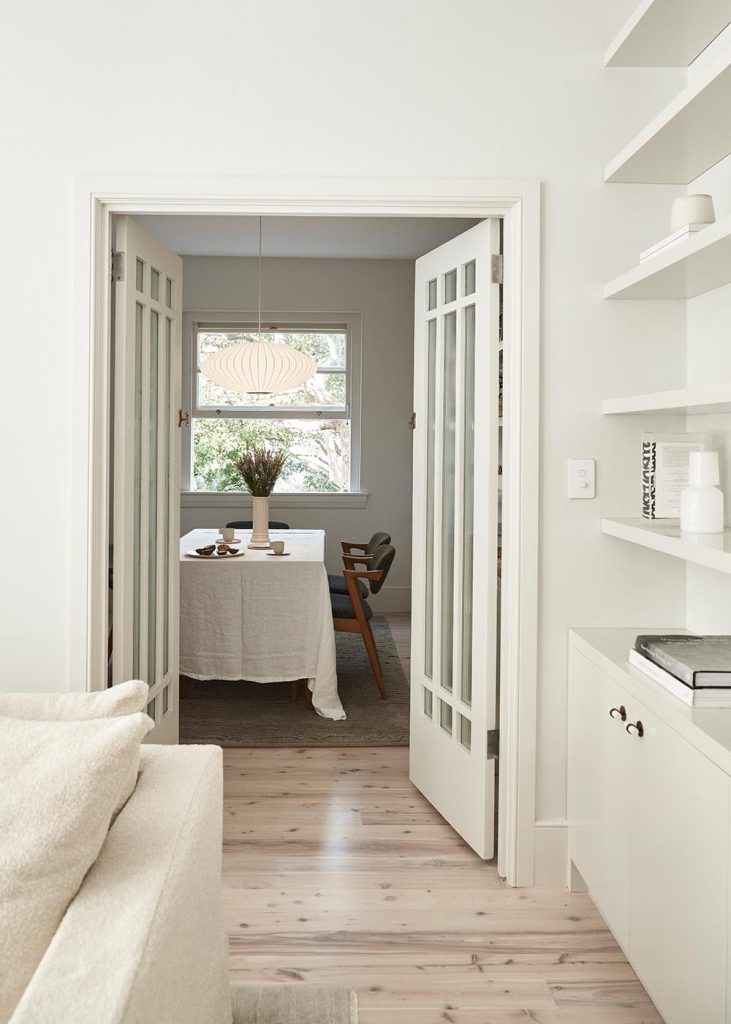 دکوراسیون داخلی آپارتمانی با تنالیته خاکی برای ایجاد سادگی و آرامش