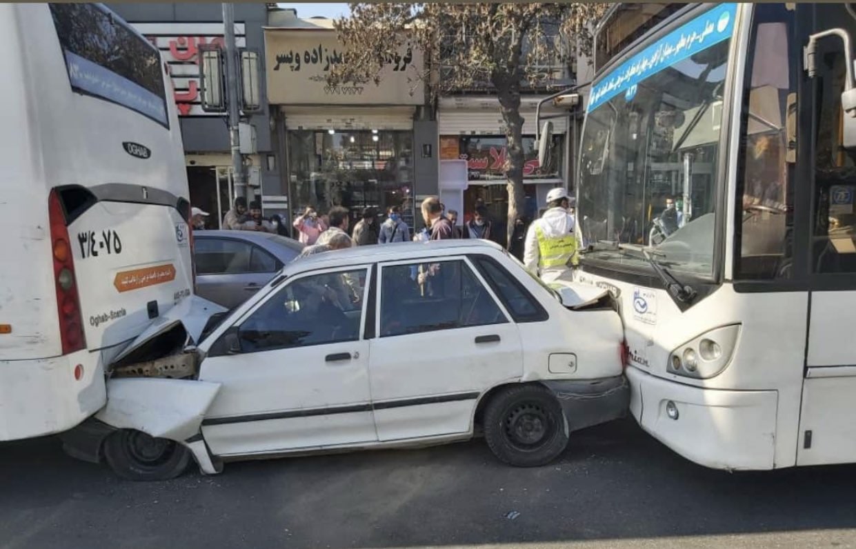 تصادف عجیب پراید و دو اتوبوس در مشهد +عکس