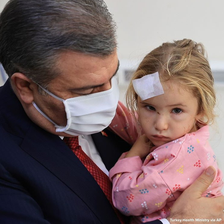 کودک معروف در آغوش وزیر بهداشت +عکس