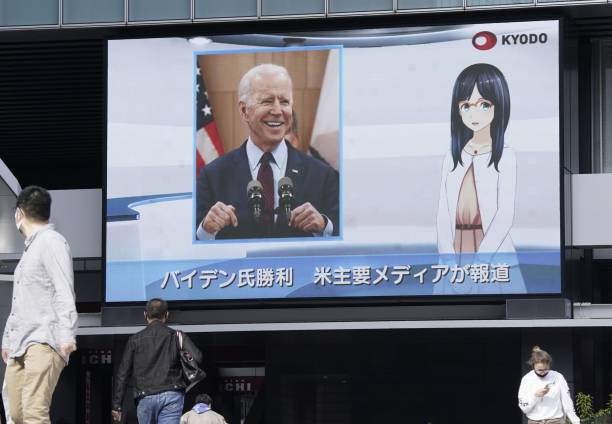 خبر پیروزی بایدن در صفحه نمایش بزرگ در توکیو + عکس
