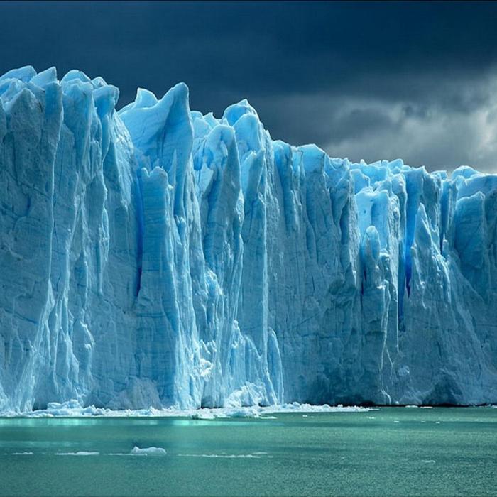 کوه بزرگ یخی در مسیر برخورد با پناهگاه حیات‌وحش