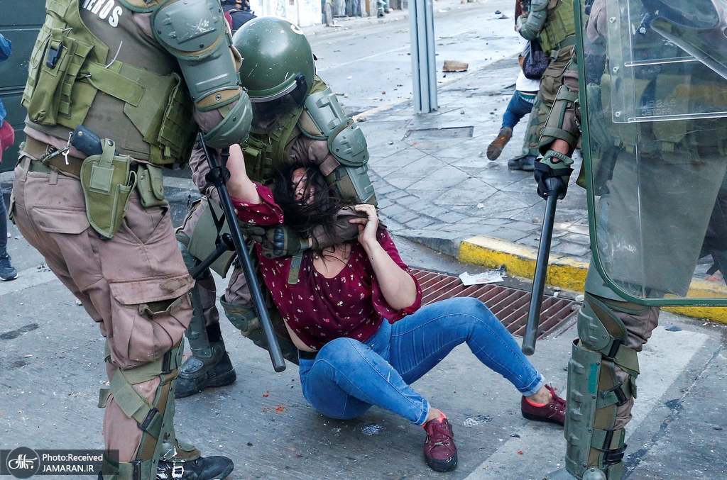 شیوه بازداشت زن معترض در شیلی +عکس