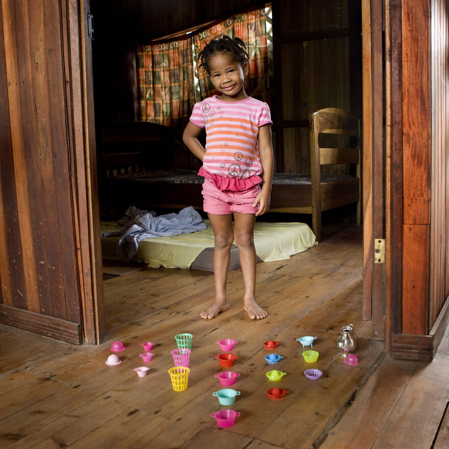 عکس‌هایی که کودکانی از کشورهای مختلف را با محبوب‌ترین اسباب‌بازی‌هایشان نشان می‌دهد