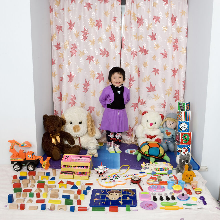 عکس‌هایی که کودکانی از کشورهای مختلف را با محبوب‌ترین اسباب‌بازی‌هایشان نشان می‌دهد