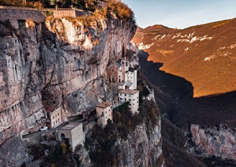 چشمگیرترین مناظر ایتالیا بر روی صخره‌ه­ای باستانی