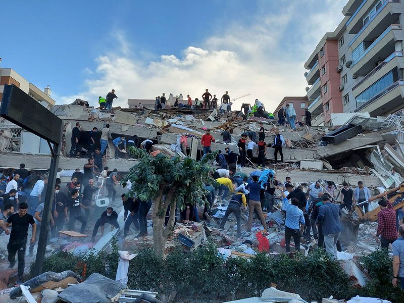 تصویری از تلاش برای نجات افراد زیر آوار در ترکیه