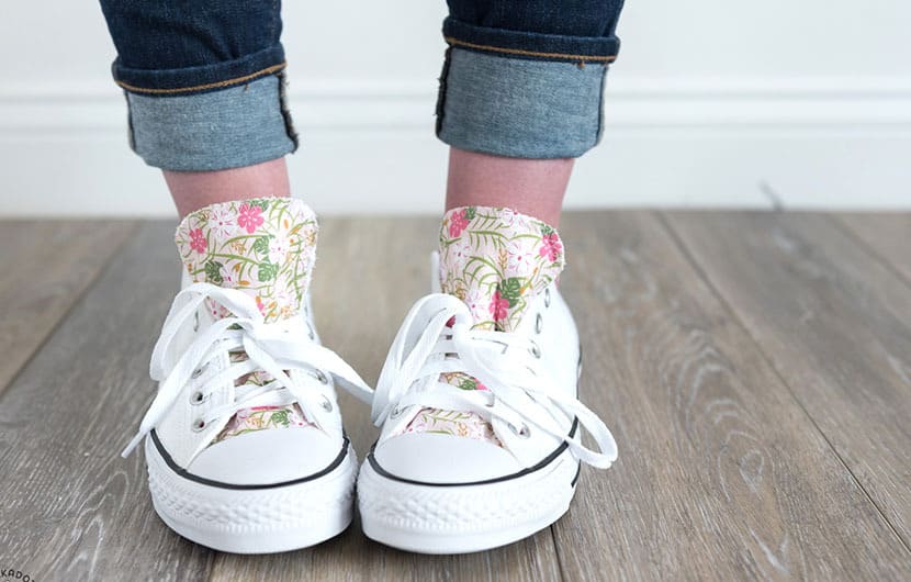 کفش‌های کتانی ساده خود را با پارچه‌های رنگی و طرح‌دار و تزئین کنید