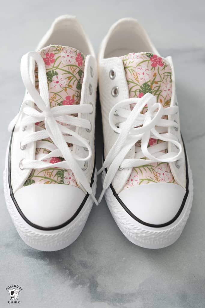 کفش‌های کتانی ساده خود را با پارچه‌های رنگی و طرح‌دار و تزئین کنید