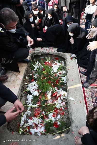 آخرین وداع خانواده دانشمند ایرانی بر سر مزار وی