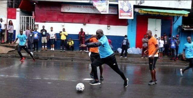 فوتبال بازی کردن آقای رئیس جمهور در خیابان+عکس