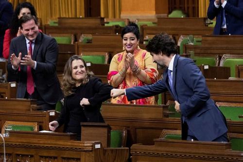 دست دادن متفاوت نخست وزیر کانادا با وزیر اقتصاد +عکس