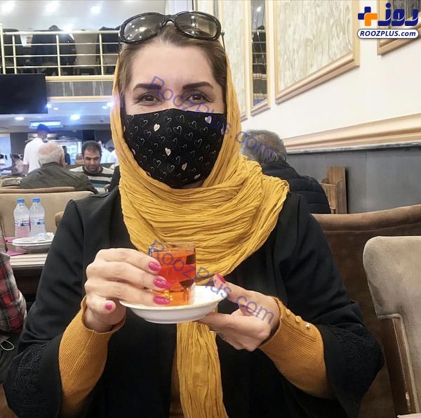 چایی خوردن‌ فریبا کوثری با ماسک + عکس