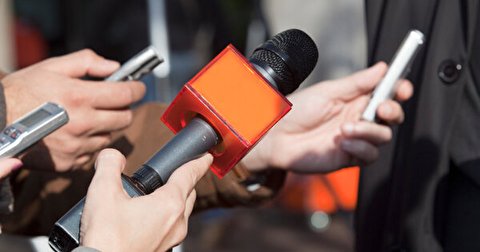 حمله به خبرنگار زن در برنامه زنده تلویزیونی