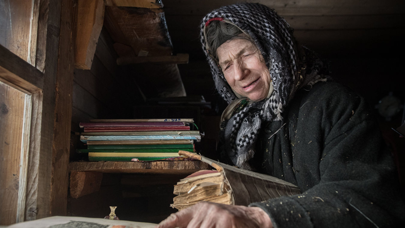 آگافیا لیکووا 76 ساله بعد از فرار خانواده اش به خاطر اتهامات مذهبی در سال 1936 در کوهستان های دوردست سیبری در روسیه زندگی می کند.