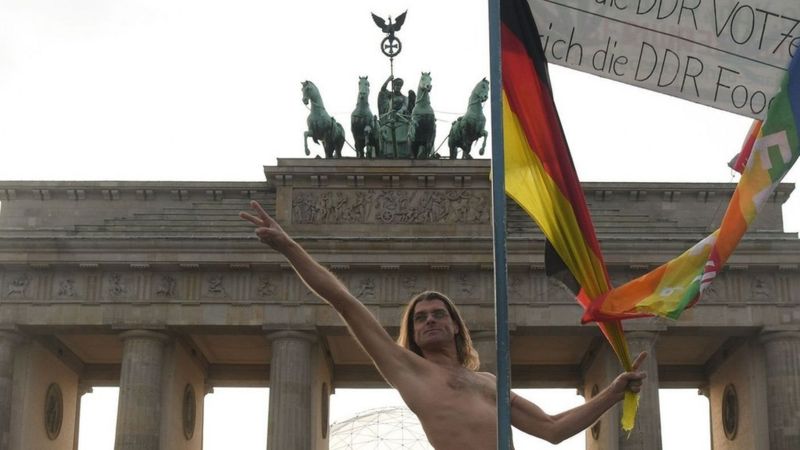 چرا آلمانی‌ها عاشق برهنه شدن در مکان‌های عمومی هستند