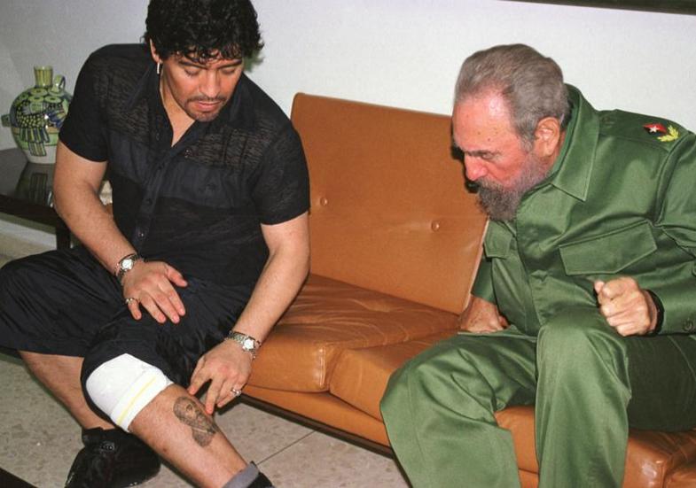 خالکوبی عکس فیدل و چه‌گوارا روی بدن مارادونا +عکس