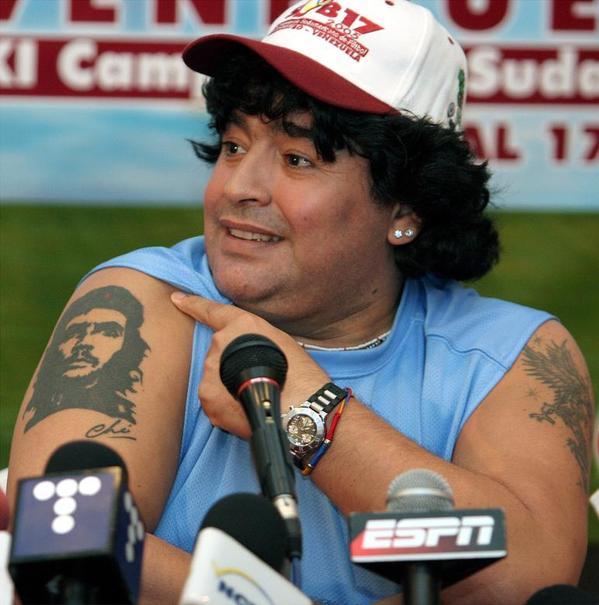 خالکوبی عکس فیدل و چه‌گوارا روی بدن مارادونا +عکس