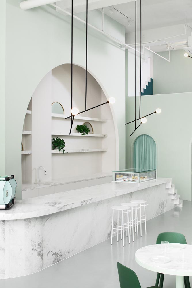 طراحی داخلی کافه با الهام از فیلم گراند هتل بوداپست