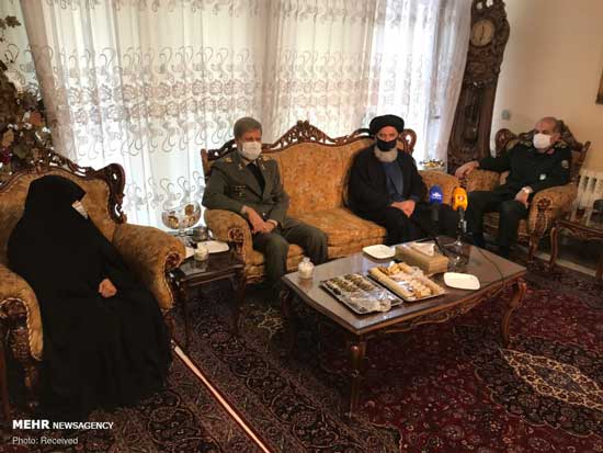 تصاویر جدید از وزیر دفاع در منزل شهید فخری‌زاده