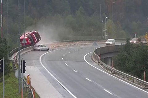 تصادف مرگبار روی پل و سقوط کامیون از ارتفاع ۲۰ متری