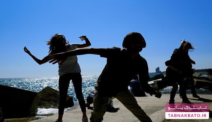 رقص بی صدا کرونایی در سواحل بارسلونا