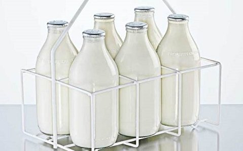 پر کردن بطری‌های شیر با آب در روز روشن!